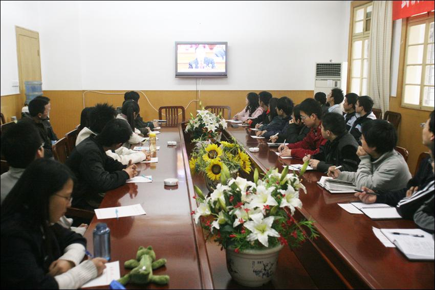 我校代表委员赴京议国是