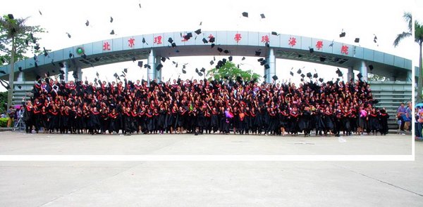 陪君醉笑三万场，不诉离殇