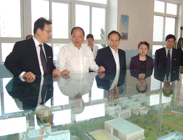 全国人大常委致公党中央副主席严以新莅临我校考