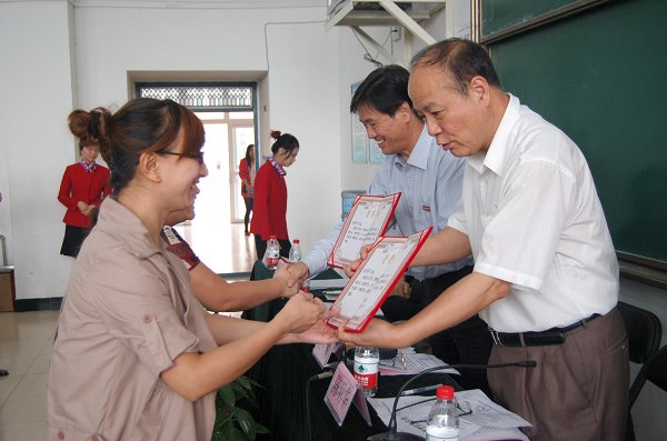 我校隆重召开教师节庆祝暨表彰大会