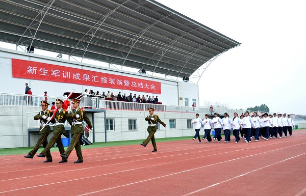 沙场秋点兵2011级新生军训汇报表演精彩上演