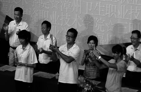 让校旗在赛场上高高飘扬