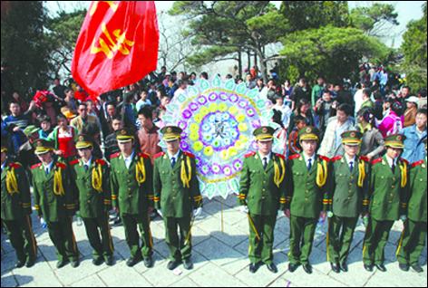 校团委组织清明扫墓活动