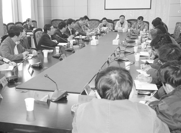 党委中心组专题学习党的十七届六中全会精神