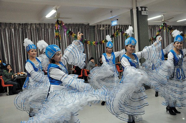 新疆卫生班同学歌舞欢庆库尔邦节