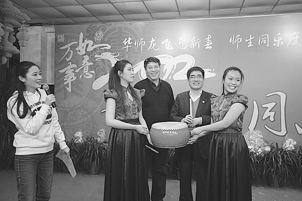 春节期间师大校园爱意浓浓