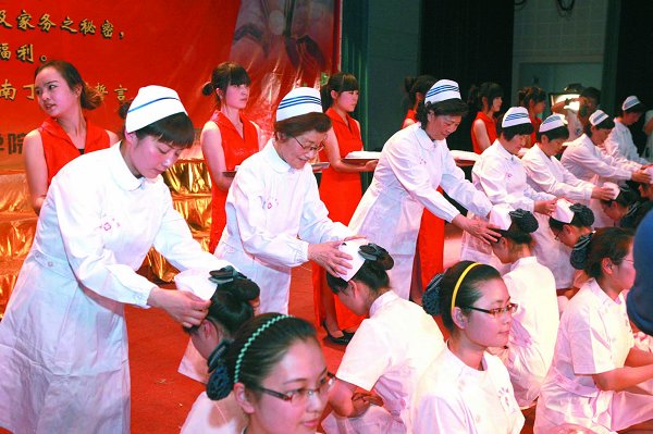 我校举办庆祝5.12国际护士节活动暨第八届护