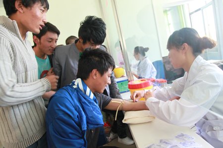 我院为玉树藏族学生免费体检