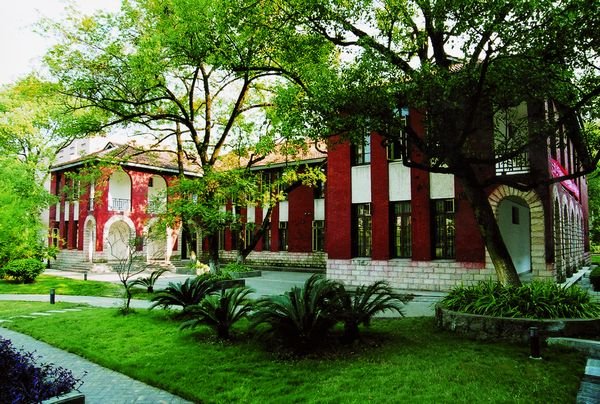 【图片新闻】凹字楼（红楼）风光