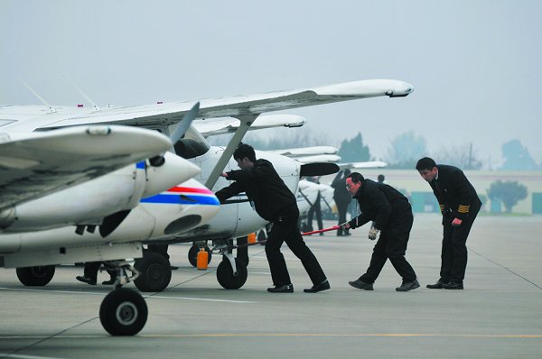 龙年首飞新学期飞行训练拉开序幕