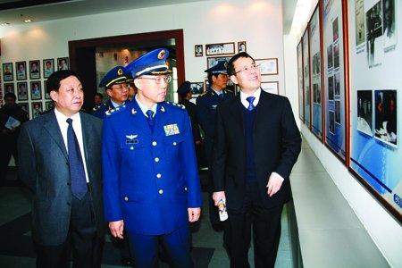 中国人民解放军空军副政委王伟中将来校视察时勉励我校空军国防生——