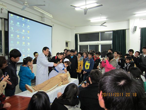 校医院开展大学生“急救知识与技能”培训