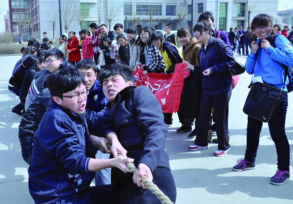 社团联合会举办拔河比赛