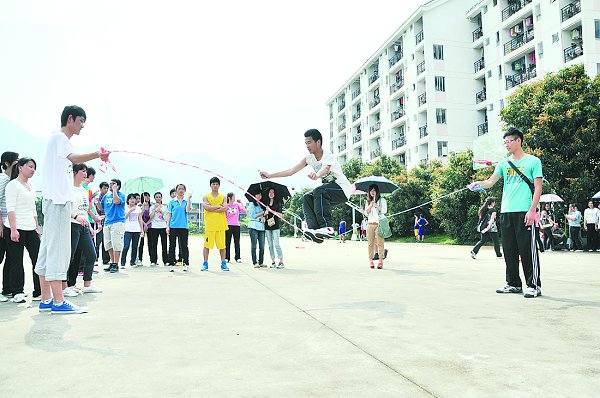 学院趣味运动会之跳绳. 徐展辉 摄