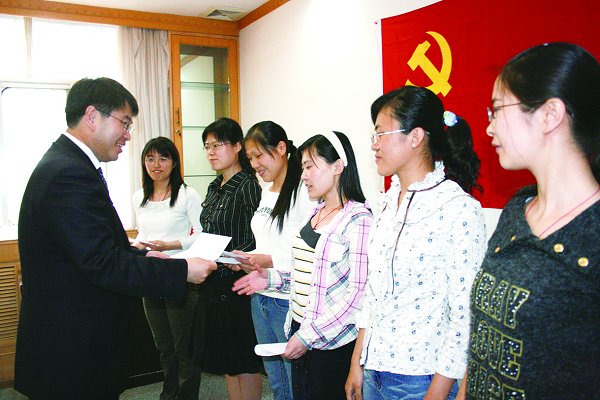 万众一心众志成城共克时艰携手前行