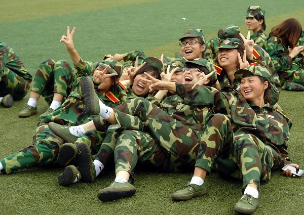 二青年欢乐多.本报记者 佘新咪 摄