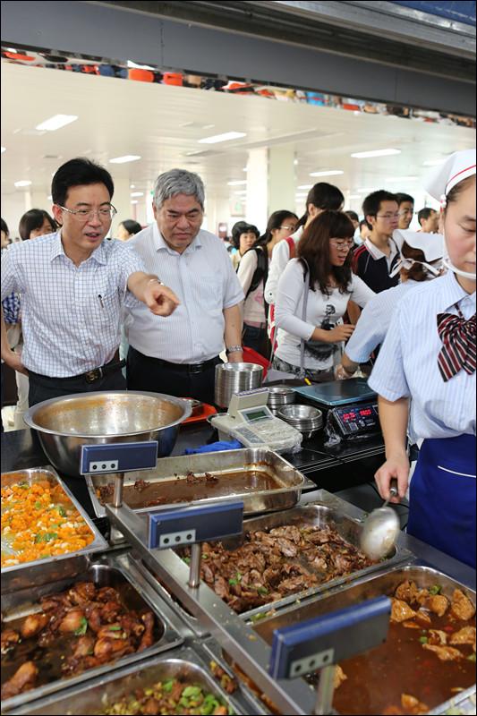 校领导排队打菜 体验学生食堂