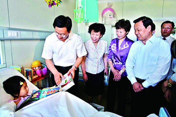 刘伟看望地震灾区伤病儿童