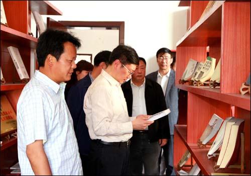 本报讯  4月1日,中共梓潼县委书记邹若力,县人大主任赵红钊,县委副