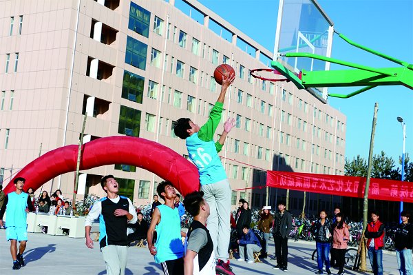 弘德书院学生篮球友谊赛半决赛暨第一届社团文化开幕式在书院篮球场