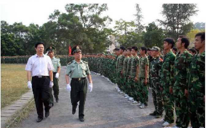 梧州军分区参谋长李湘顺大校阅兵,新生军训团团长欧阳春海中校陪同