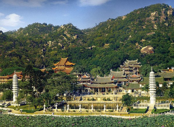 南普陀寺位于厦门岛南部,背倚巍峨青翠的五老峰,面朝碧波涛涛的南海