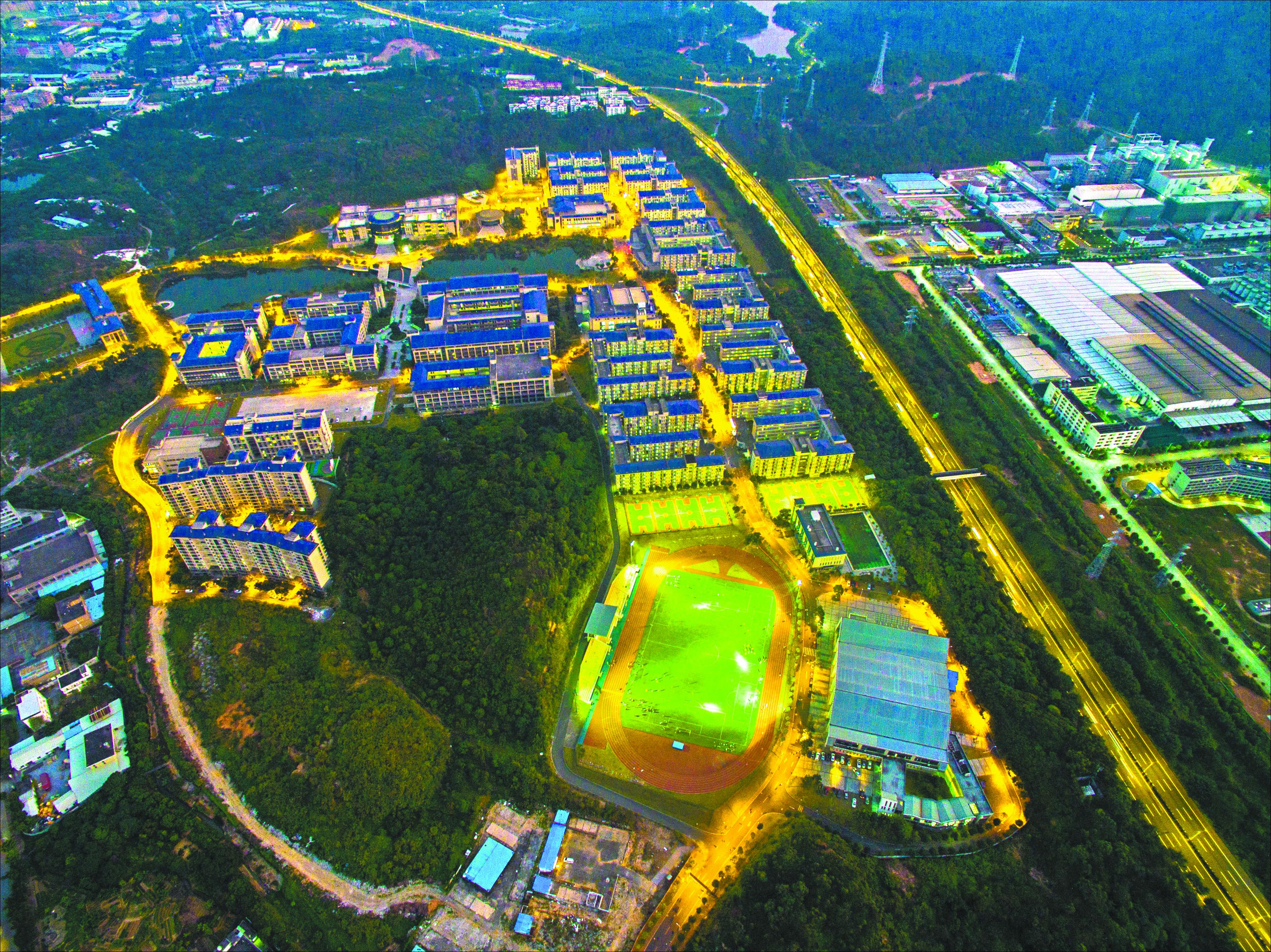 来自空中的视角 航拍-东莞理工学院城市学院校报电子
