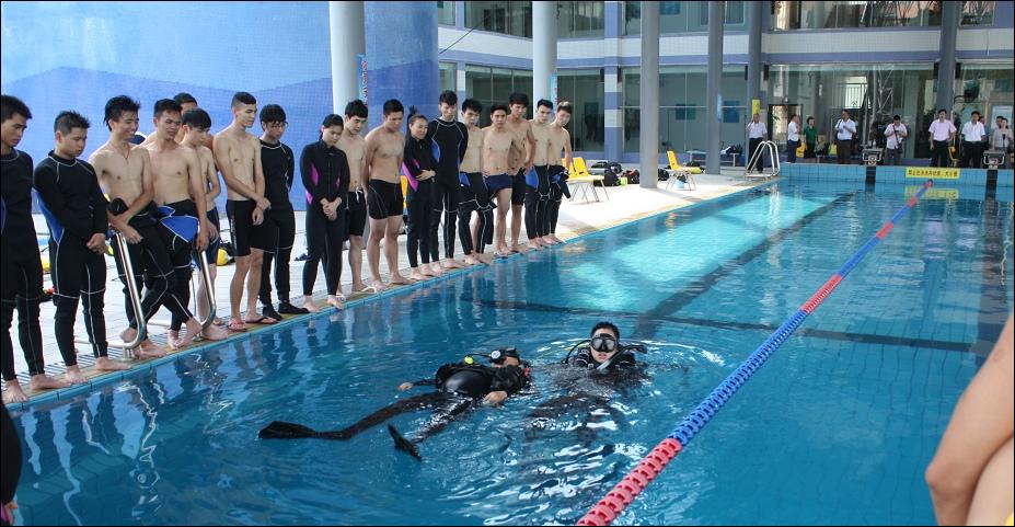 学生在潜水运动学校训练馆上课