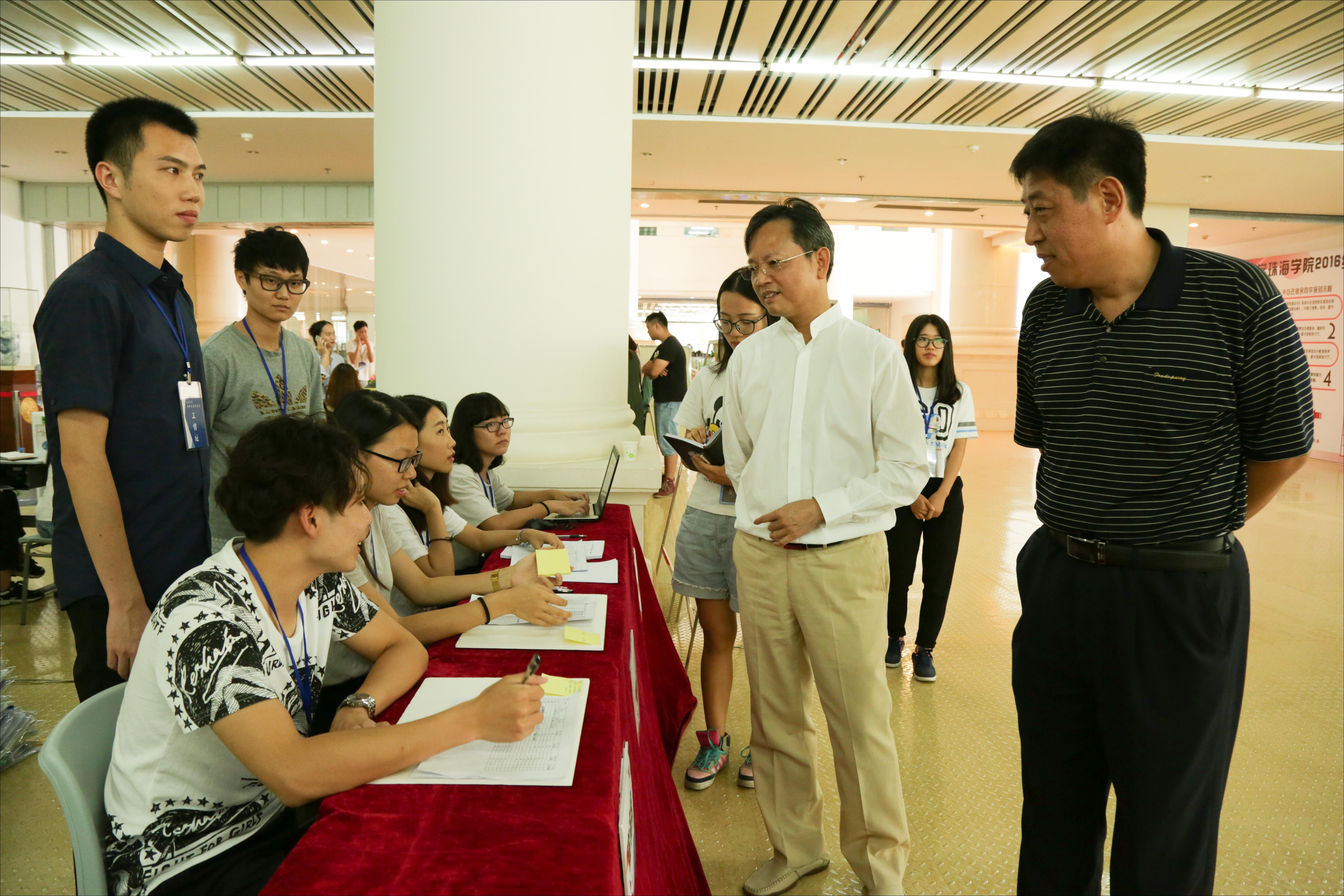 学校董事长,党委书记廖立国教授(右二)亲临迎新现场