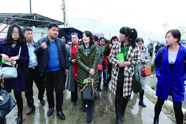 党的十八大代表,滨海县滨淮镇东罾村党委书记薛正红作报告.