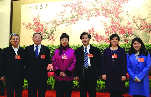我校教师汤维建,张风雷,孙萍作为第十二届全国政协委员,参加了十二届