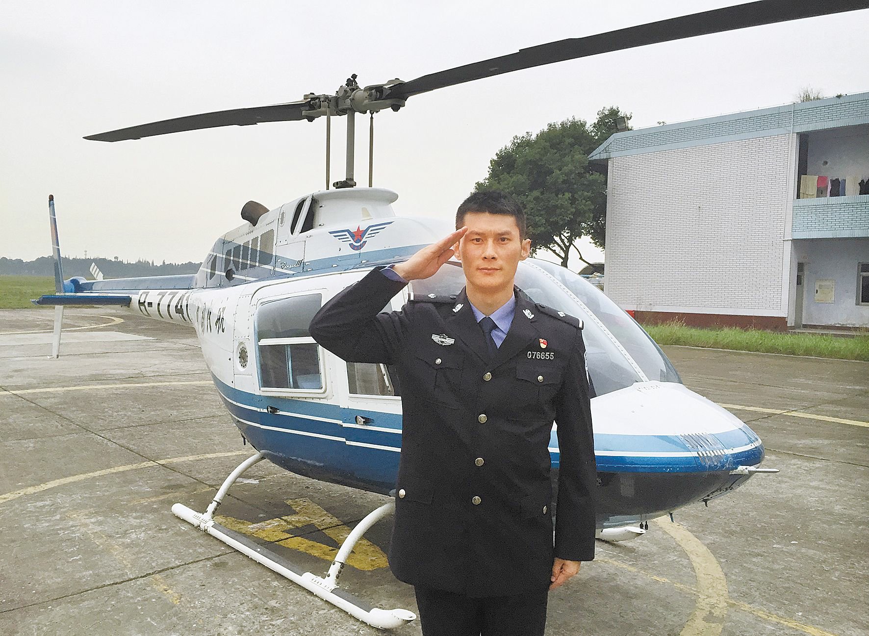 通过考核,最后成为成都市公安局送培中飞院的一名警航飞行学员