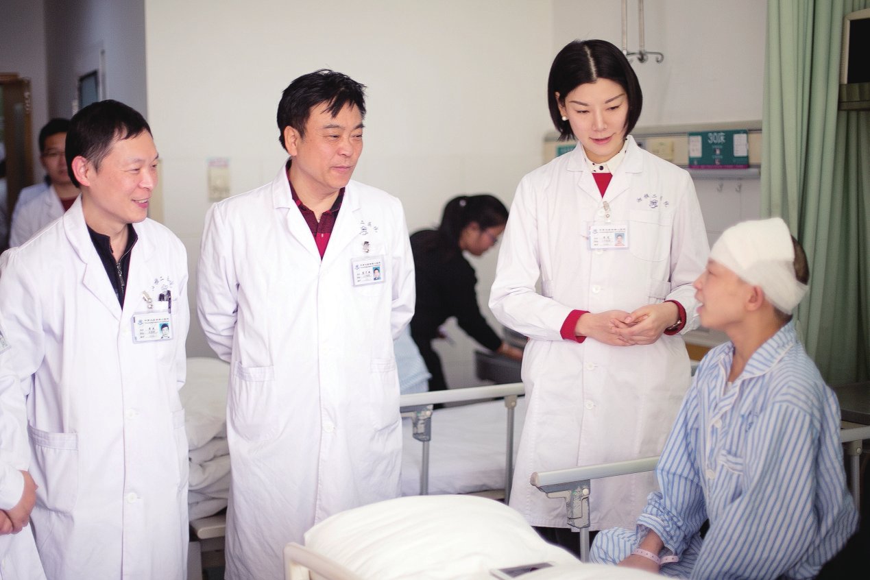 本报讯(何卫娥 周倩)"蒋主任,周博士,湘雅二医院神经外科的医护