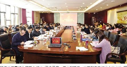 我校党委中心组传达学习全国两会和全省领导干部