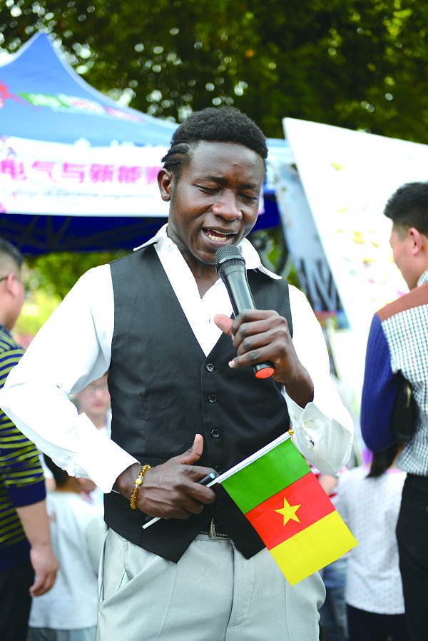 靥笑春桃灼灼芳华