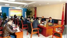 我校党委理论学习中心组集中学习党的十九大精神