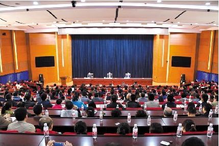 学校开始大力整顿机关工作作风