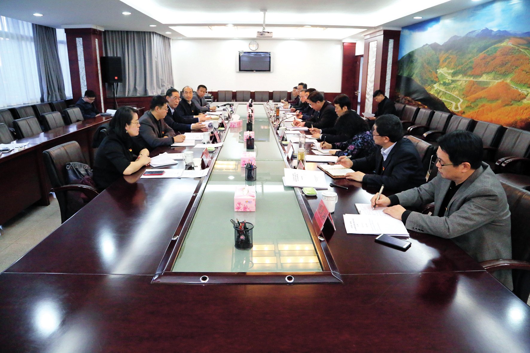 自治区党校行政学院召开2017年度校委班子民