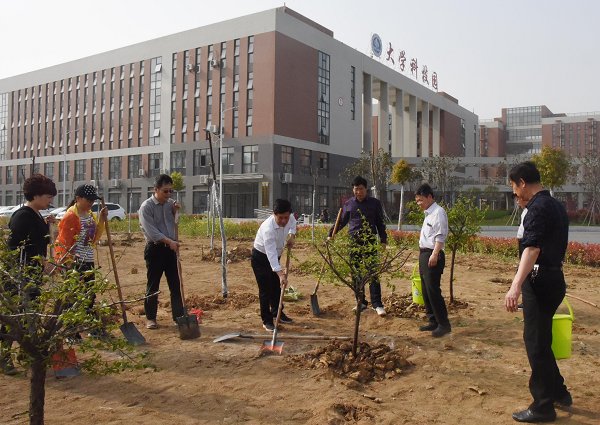 我校干部职工参加义务植树志愿服务活动