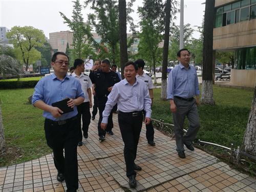 卢福财巡视督查校园环境卫生