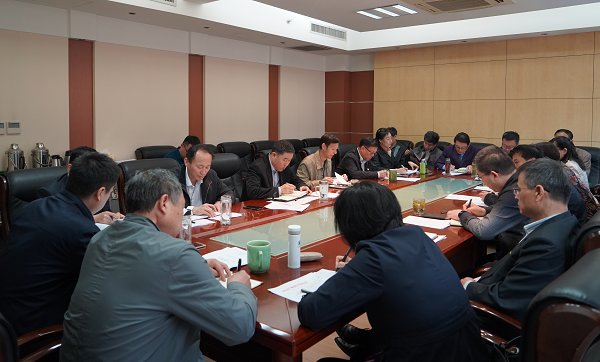 抓基层党建促中心工作学校部署党建工作重点任务