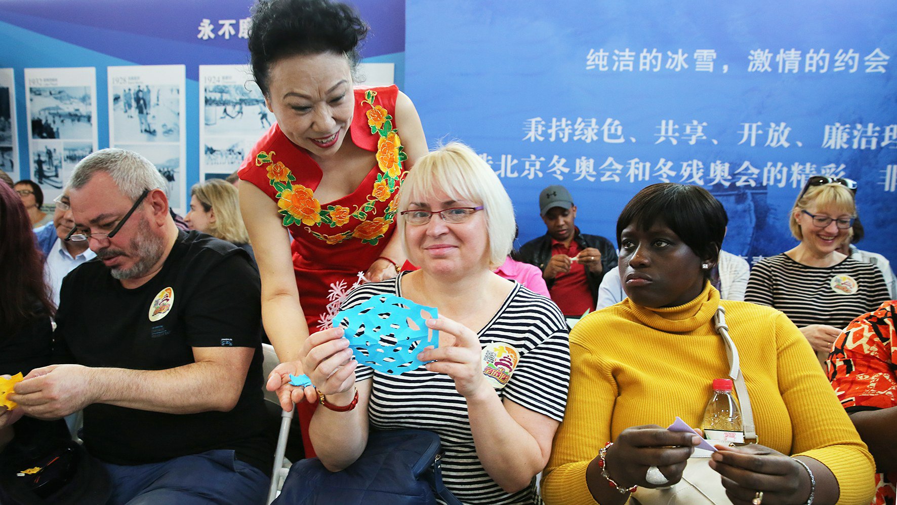 20国友人剪雪花迎冬奥