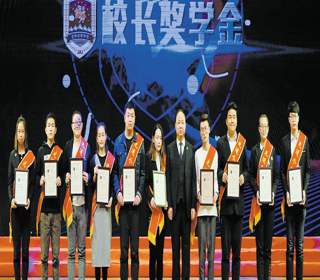 大气！一次性发放奖助学金1200万元