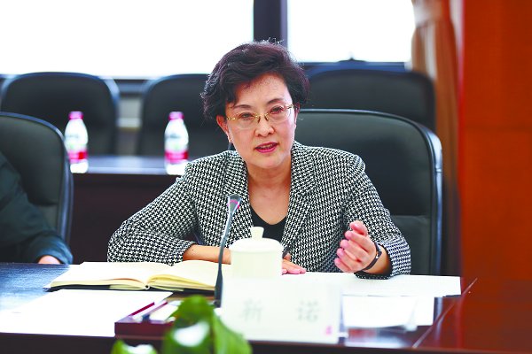 学校召开理论学习中心组扩大会议