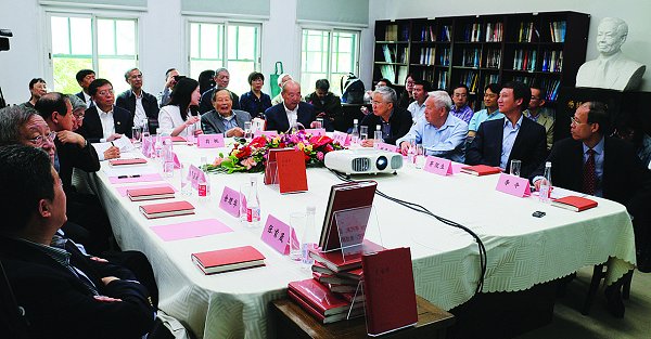 杨振宁、翁帆新书《晨曦集》发布会在清华举行