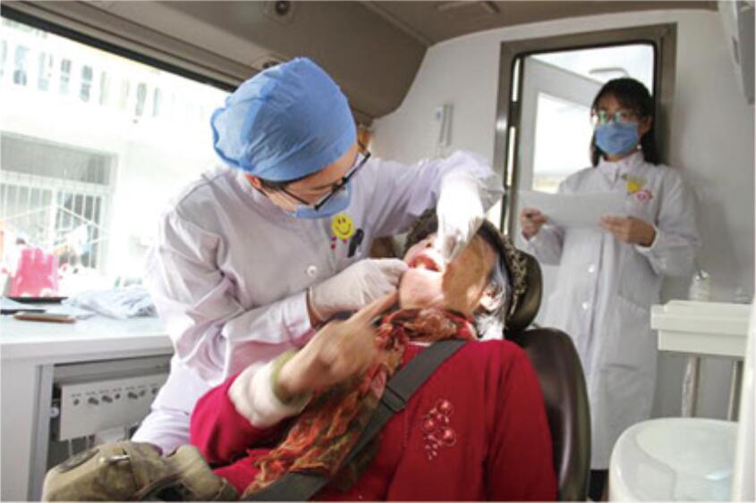 “爱牙直通车”开进纬一路社区和历下区解放路街