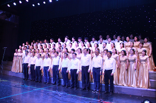 庆“五四”·迎建党九十七周年师生合唱举行