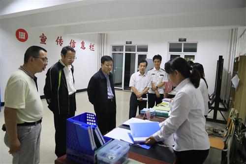 王乔带队巡查校园环境