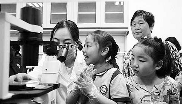 看细菌真相学DNA分离南医大实验室向公众开放