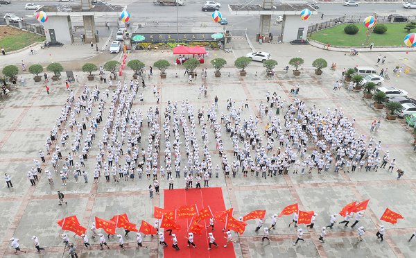 湖大毕业生跑向新时代